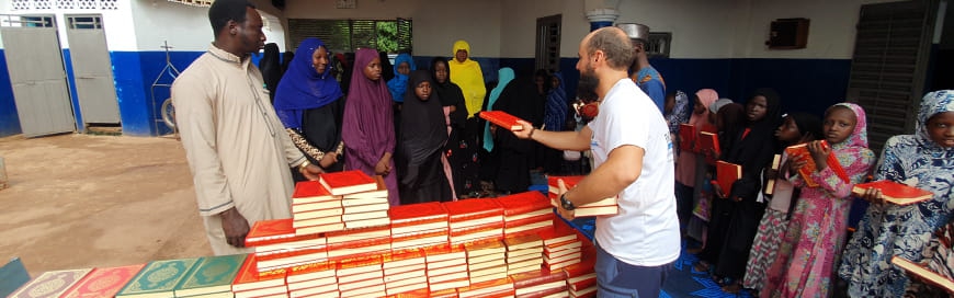 Afrika'ya ulaşan 100 bin Kur’an-ı Kerim Mali’de dağıtılıyor.